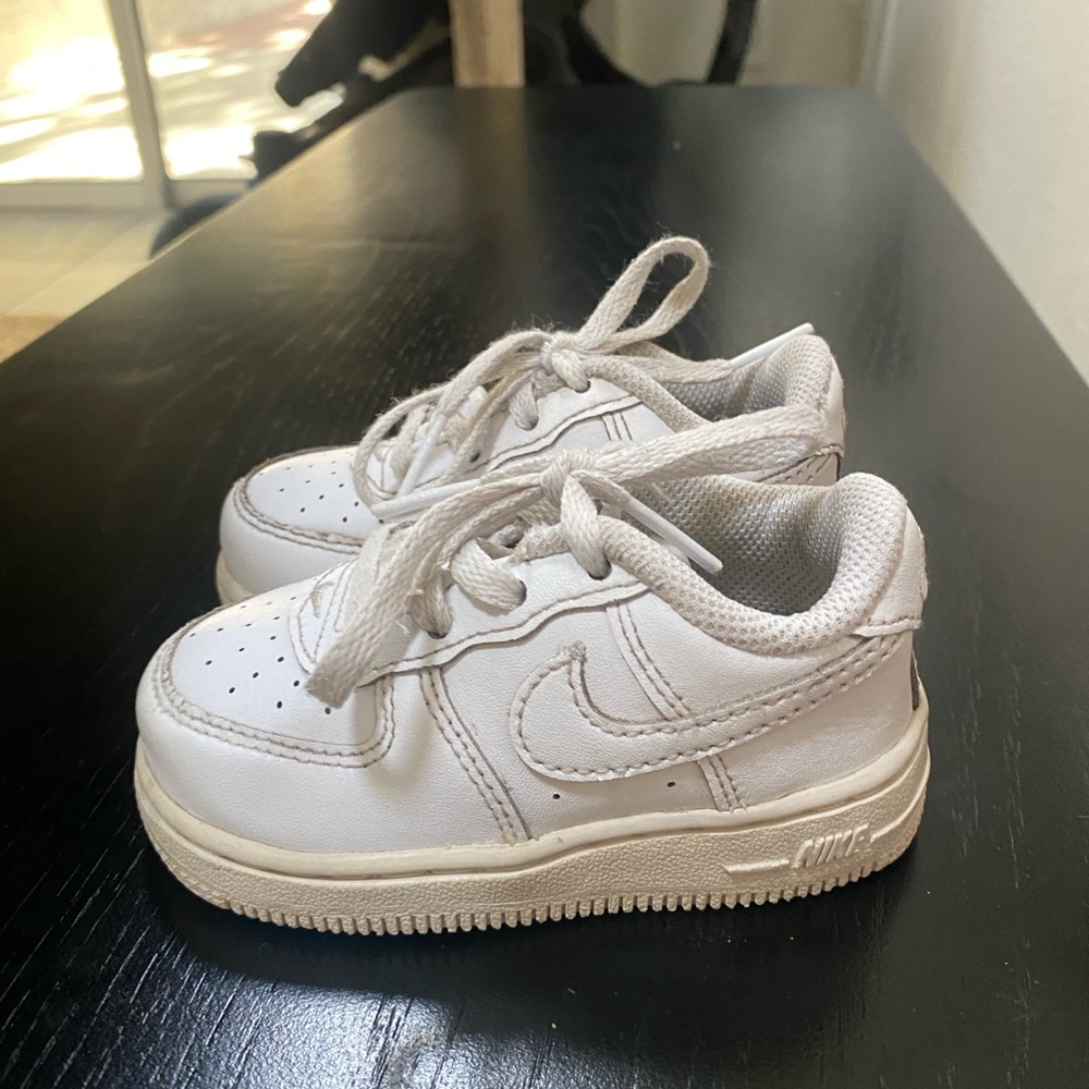 Nike toddler Air Force 1. In good condition! My kids outgrew them.